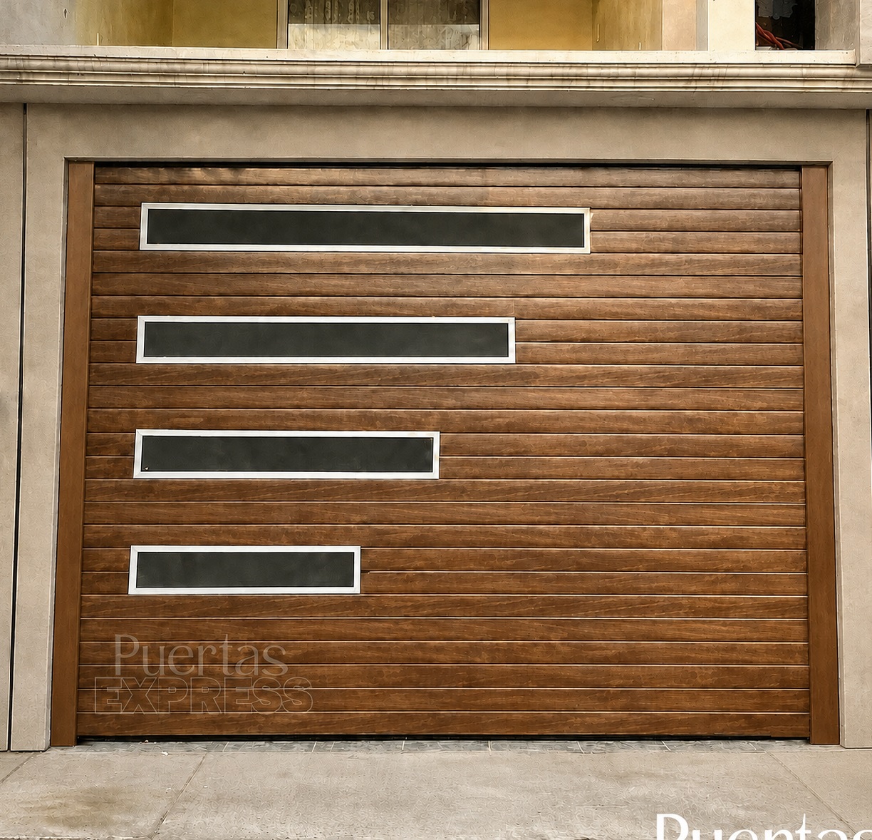 Portón europeo con ventanas y color madera entregado en Jesús María Aguascalientes
