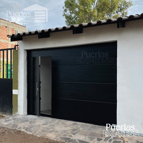 Portón con puerta para entrada de a pie instalado en Loreto Zacatecas