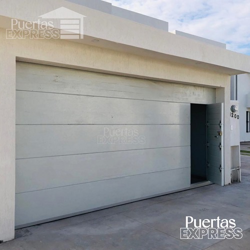 Portón levadizo con servicio de salida instalado en Calvillo Aguascalientes